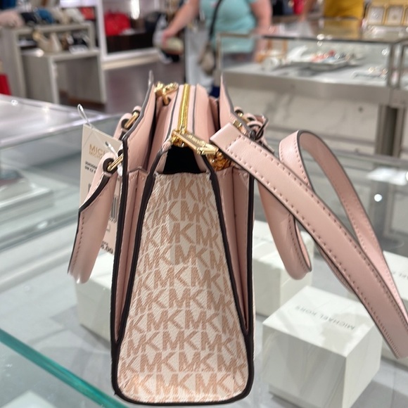 MICHAEL KORS
Sheila Small Faux Saffiano Leather Satchel
Optic White/Rose Gold - Picture 15 of 16